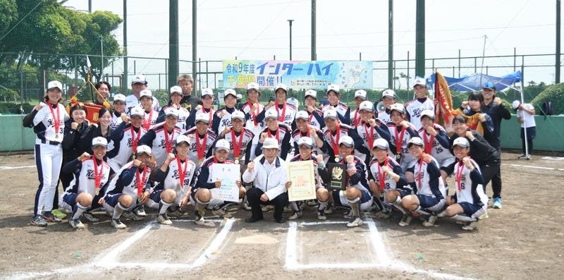 女子優勝の千葉経大付の選手ら
