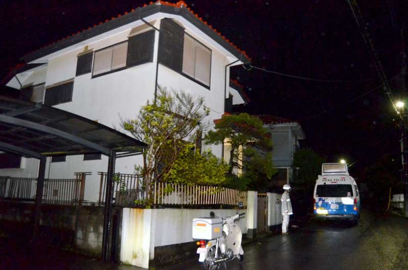 男女３人の遺体が見つかった民家＝２７日午前１時２５分ごろ、市原市桜台