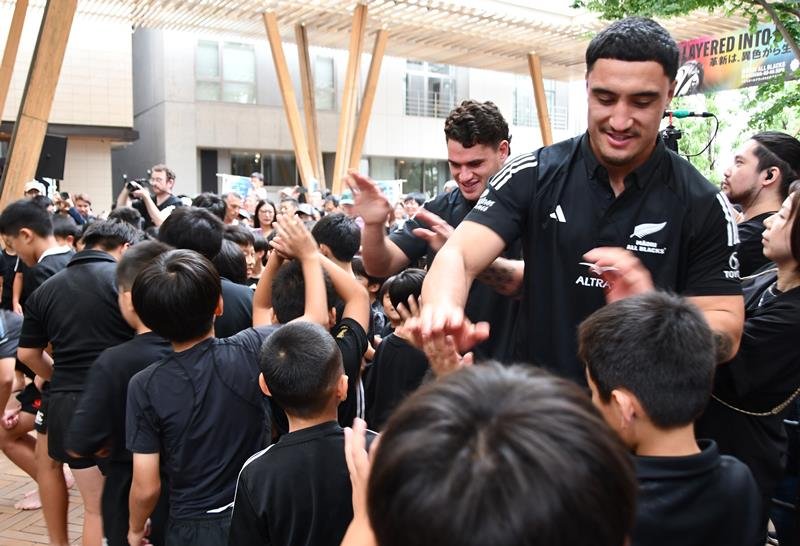 情熱の〝柏ハカ〟で歓迎　ＮＺ・マオリのチーム来日　子どもたちが本場に披露　選手らエール「これからも続けて」