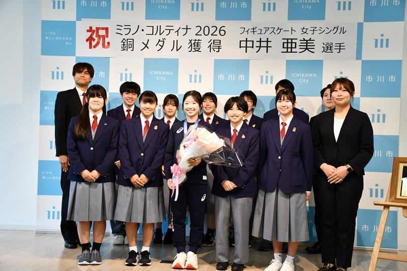 南行徳中学の在校生らと記念撮影する中井さん（前列中央）＝２９日、市川市役所