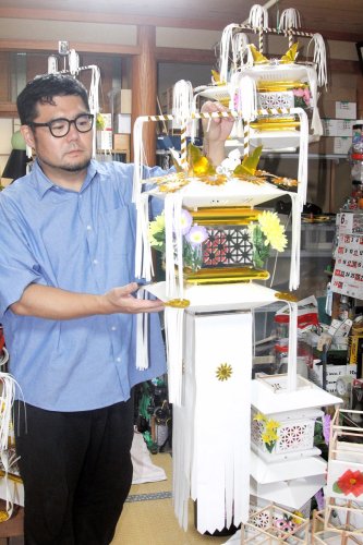 「房州切子」制作ピーク　新盆前、丁寧に飾り付け　館山