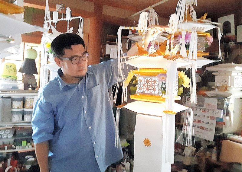 「房州切子」制作ピーク　新盆前、丁寧に飾り付け　館山