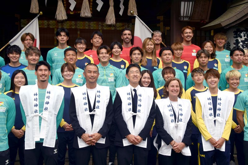 記念写真に収まるジェフ千葉、ジェフＬの選手ら。前列左から２人目が小林監督、同右から２人目がトレス監督＝２９日、市原市の姉埼神社