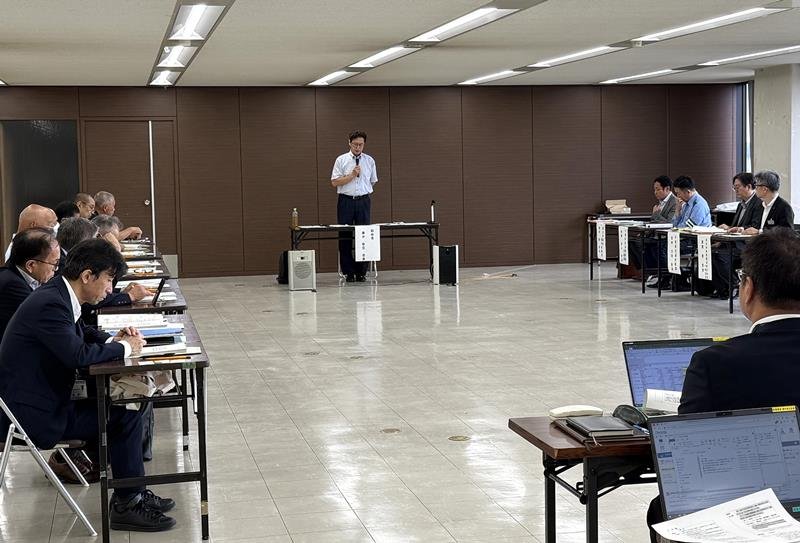 久留里線代替バスについて協議した君津市地域公共交通会議＝３０日、君津市

