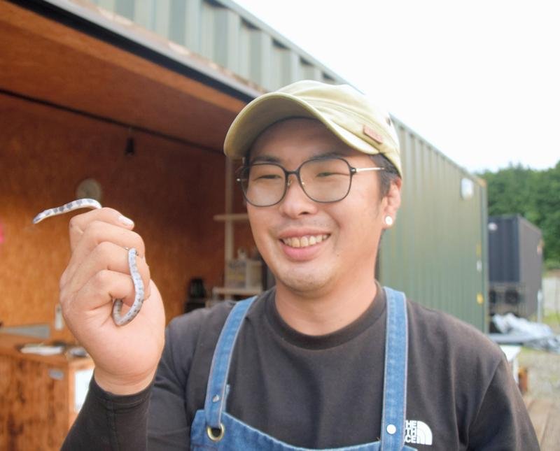 幻のヘビ「シロマダラ」発見　市原のキャンプ場　「自然に戻す」