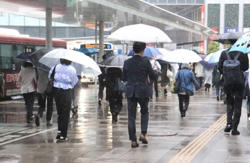 台風６号の影響で雨脚が強まる中、足早に仕事などに向かう人々＝３日午前８時１５分ごろ、千葉市中央区のＪＲ千葉駅前