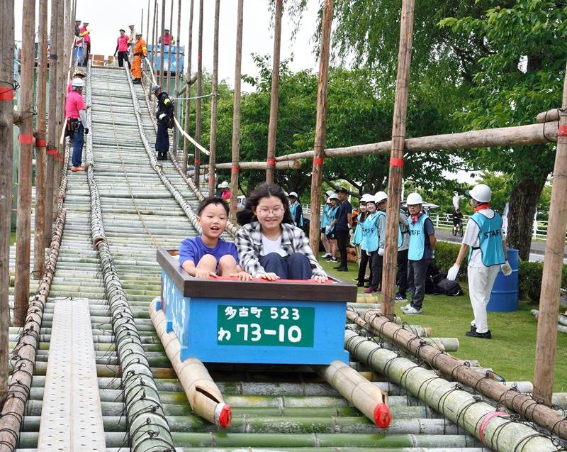 彩り豊かな公園で「あじさい祭り」　一日限りの竹コースター人気　多古