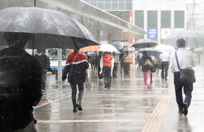 台風６号の影響で雨脚が強まる中、足早に仕事などに向かう人々＝３日午前８時２０分ごろ、千葉市中央区のＪＲ千葉駅前