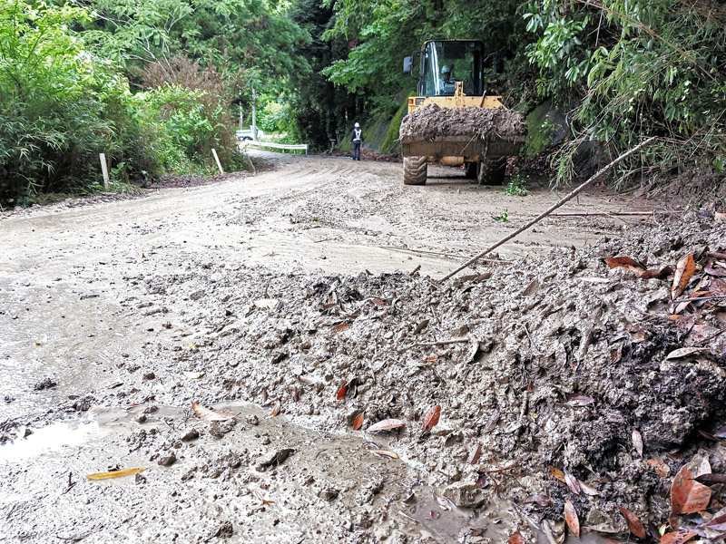 台風６号の影響で県道２５８号に流出した土砂＝３日午後３時２０分ごろ、南房総市