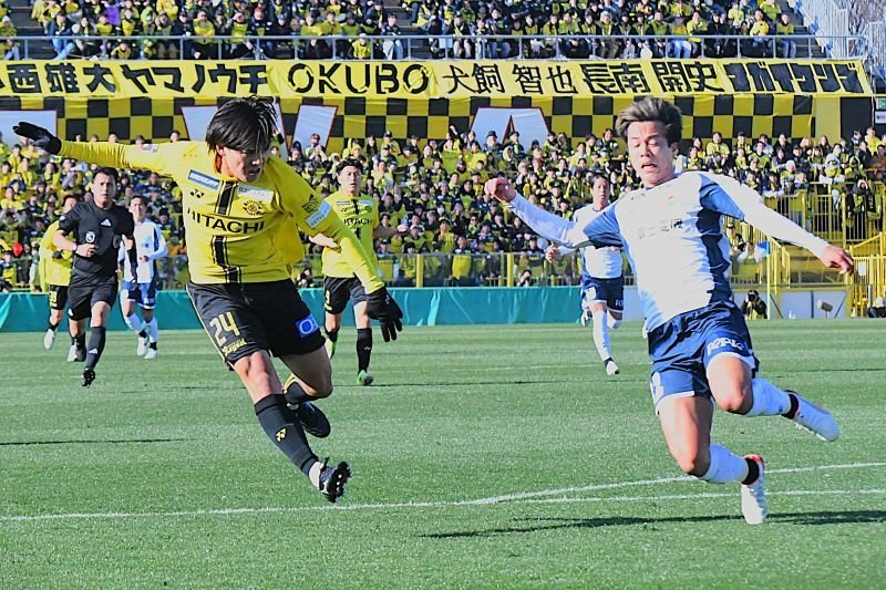 ちばぎんカップで対戦する柏レイソルとジェフ千葉＝１月３１日、三協Ｆ柏
