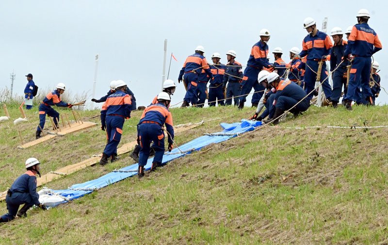 堤防の崩壊を防ぐための工法を確認する演習参加者＝栄町