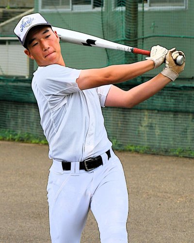 勝負強い打撃でチームを引っ張る成田・一鍬田将＝成田市

