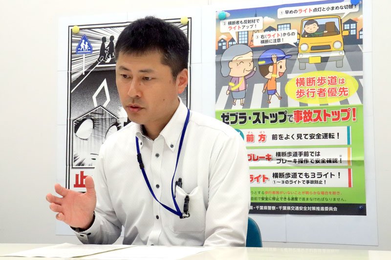 小学生が関係する交通事故などについて説明する朝倉警部補＝県警本部