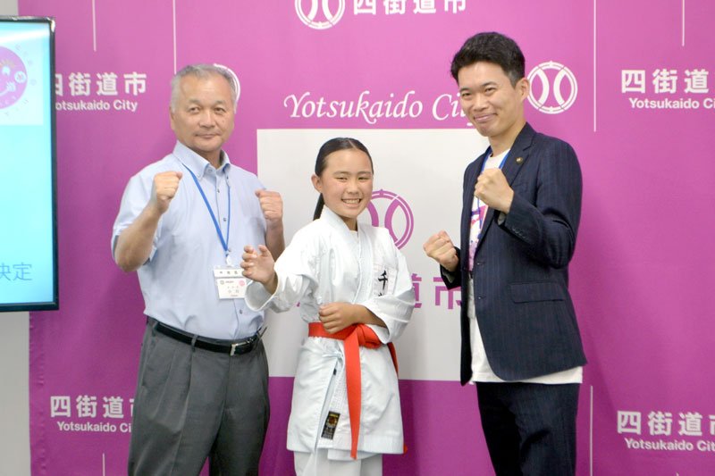「全国大会で絶対に優勝する」と意気込んだ在間さん（中央）＝四街道市役所
