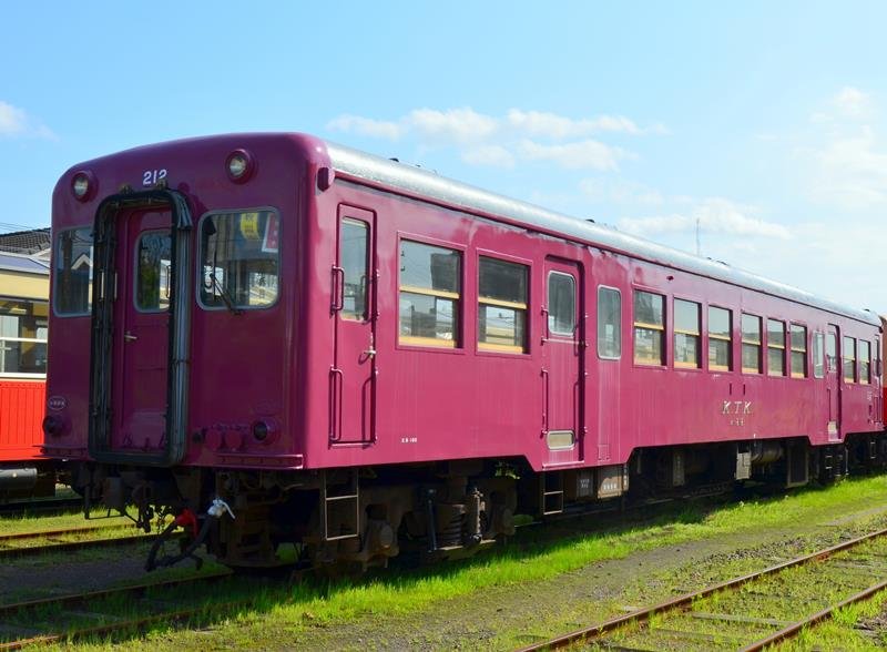昭和レトロなぶどう色の復刻塗装を施された小湊鉄道の車両＝市原市の五井機関区
