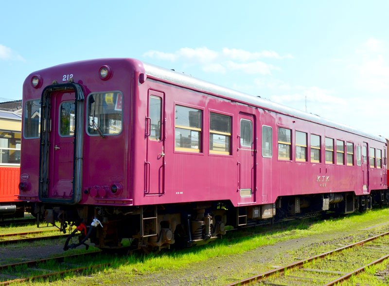 “昭和レトロ”出発進行へ　「ぶどう色」復刻塗装　市原・小湊鉄道