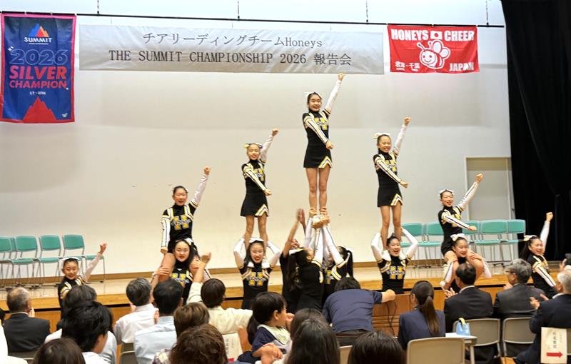 チアリーディングの世界大会準優勝を報告し、息の合った演技を披露する「Ｈｏｎｅｙｓ」。君津の「Ｋ」を体で表現し、盛り上げた＝君津市