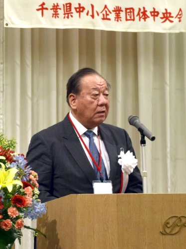 あいさつする飯塚会長＝千葉市中央区
