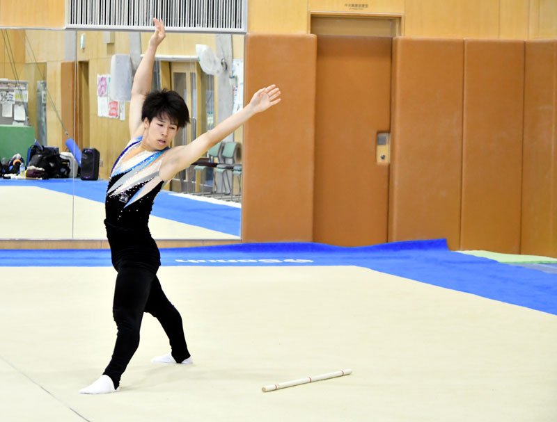 新体操男子個人優勝の袖ケ浦・川満＝市船橋高