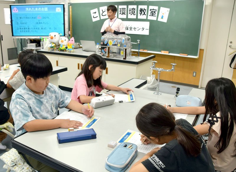 浄化槽の仕組みを学ぶ児童たち＝八街市立朝陽小