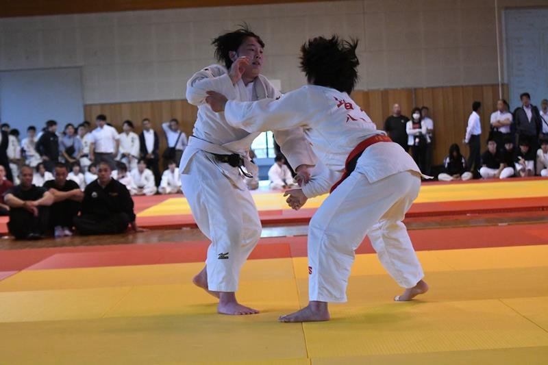 女子団体決勝　攻める木更津総合の中堅・谷脇実依（左）＝６月２３日、千葉県総合ＳＣ武道館
