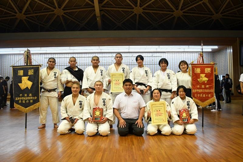 男女の団体で優勝した木更津総合＝６月２３日、千葉県総合ＳＣ武道館
