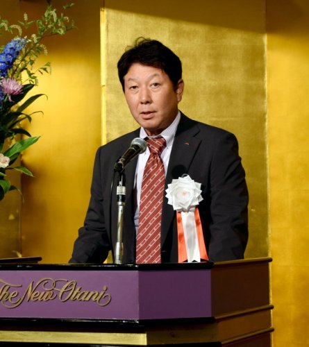 あいさつする篠崎氏＝千葉市美浜区
