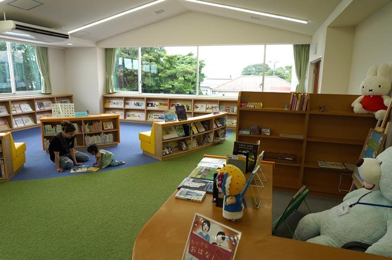 図書館に設けられた「児童図書の部屋」。カーペット敷きで、靴を脱いで利用する＝１日、いすみ市
