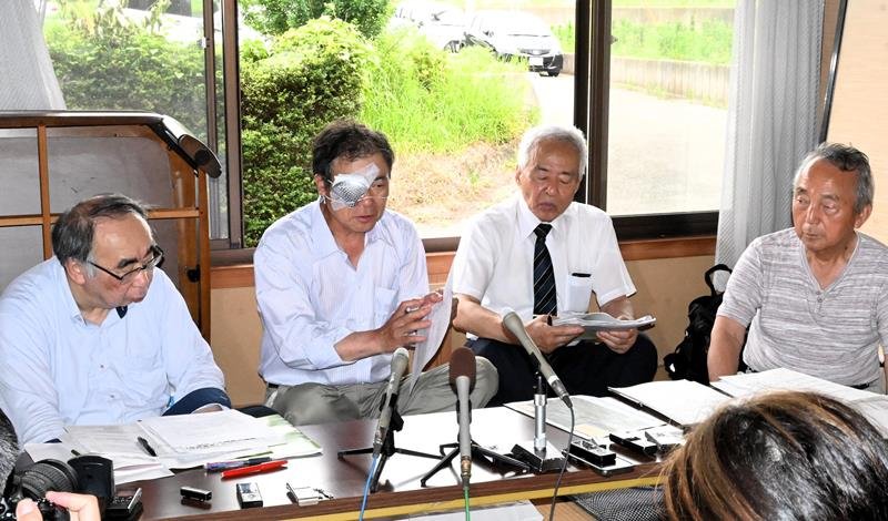 記者会見する住民団体のメンバーら＝１日、芝山町
