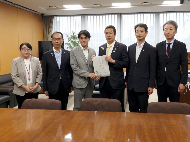 保育士の処遇改善に向けて黄川田こども政策担当相（右から３人目）に要望書を提出する熊谷知事（同２人目）ら＝１日、東京・永田町
