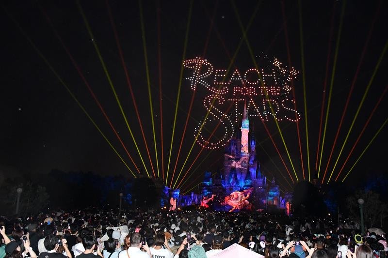 ドローンを使った新たな演出で、ショーのロゴが空に鮮やかに描き出された＝１日夜、東京ディズニーランド