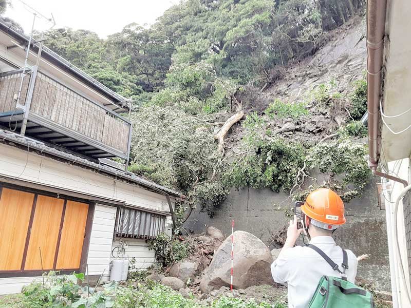 土砂崩れの現場を調査する林野庁職員＝２日午後１時ごろ、鴨川市小湊