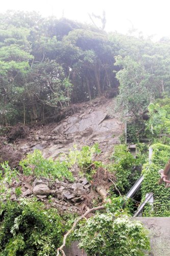 土砂崩れ、家屋の間に岩落下　２０メートルにわたり山肌崩れ　大雨で、鴨川