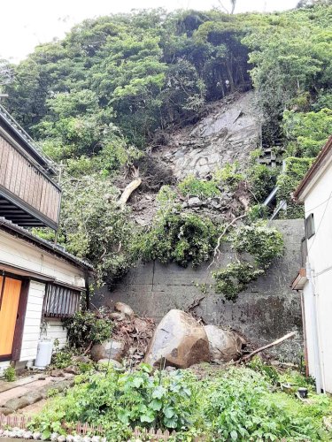 土砂崩れ、家屋の間に岩落下　２０メートルにわたり山肌崩れ　大雨で、鴨川