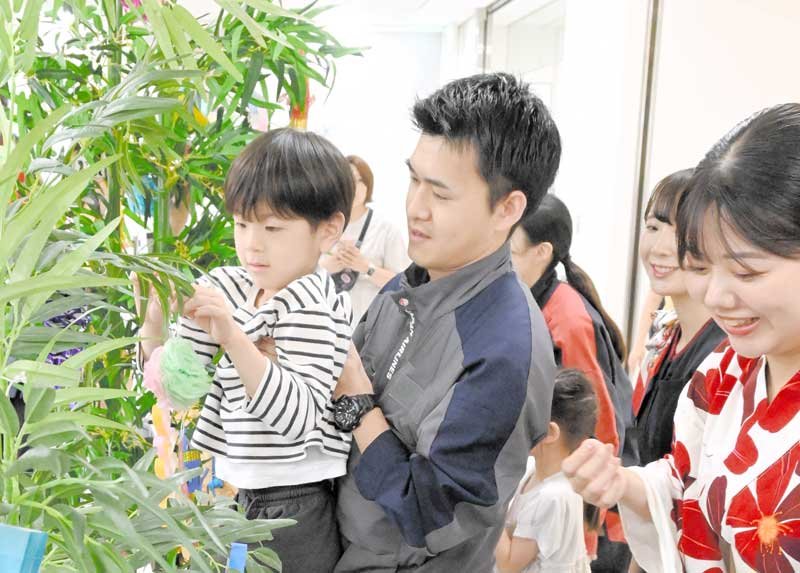 成田空港で園児が七夕飾り付け　願い事、短冊に込め　ＪＡＬがササ設置