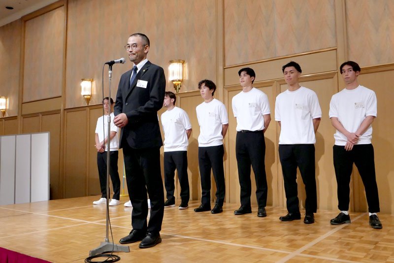 交流会であいさつする小林監督＝１日、千葉市中央区