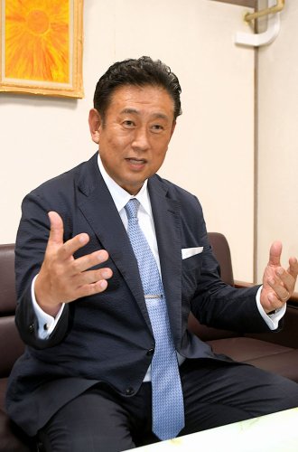 インタビューに応じる県高野連の田口会長＝千葉市稲毛区