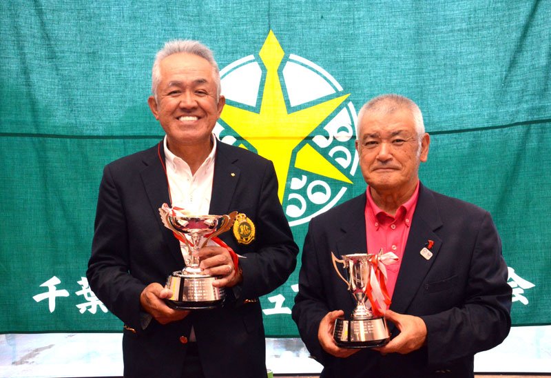 優勝した鈴木久（右）と鈴木正＝２日、成田市