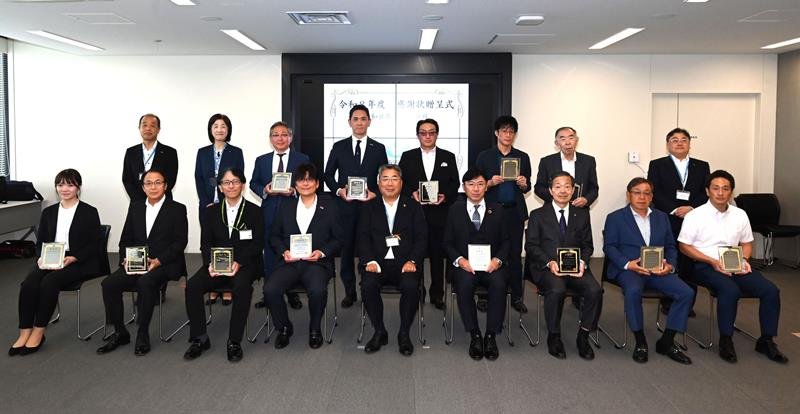浦安市から感謝状を授与された団体の代表者ら＝浦安市役所（同市提供）
