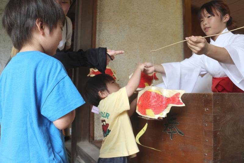 鯛ちょうちん求めにぎわい　茂原・八坂神社　無病息災、家内安全願う