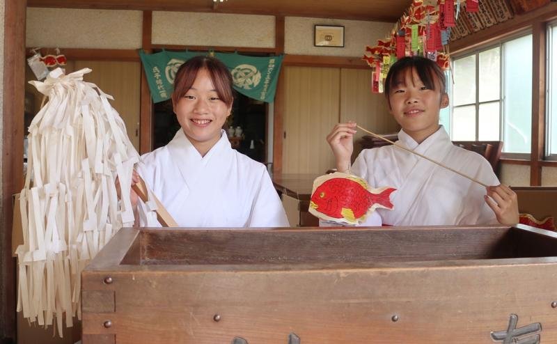 鯛ちょうちん求めにぎわい　茂原・八坂神社　無病息災、家内安全願う