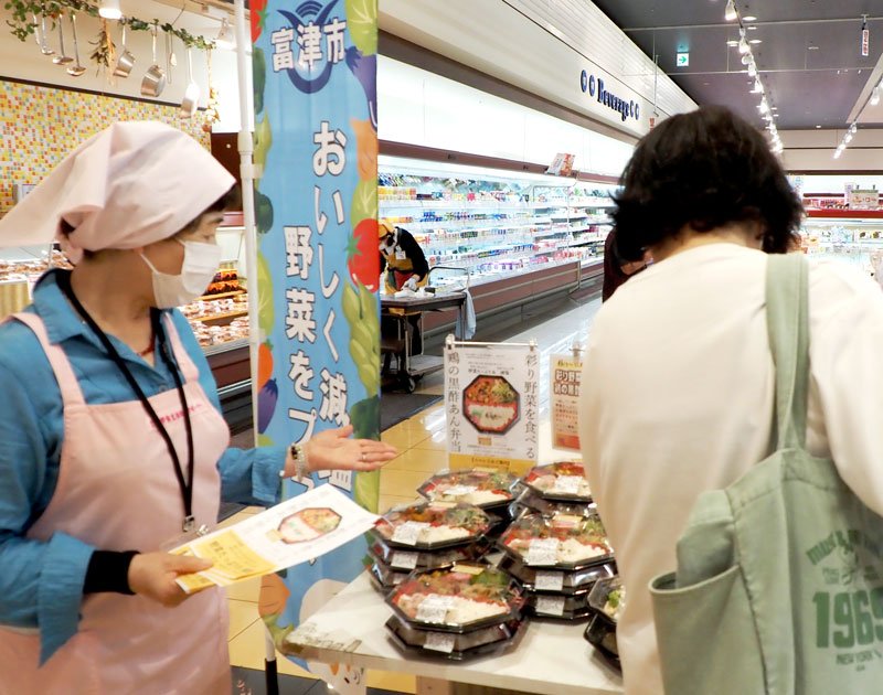 「おいしく減塩・野菜をプラス」の啓発イベントを行う食生活改善サポーターの会の会員＝富津市