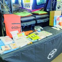 災害時の車中泊にも使えるアウトドアツールを展示＝ジョイフル本田千葉ニュータウン店