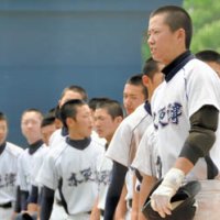 痛む腕でフルスイング　「完治に半年」支え受け夏へ　千葉県立木更津高校・新関大生主将（１７）　【白球に魅せられて　'１４高校野球千葉大会】（６）