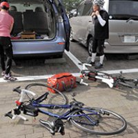 サンライズ九十九里に到着。愛車を積み下ろすサイクリスト