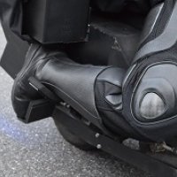 足は、後輪脇のフックに乗せている