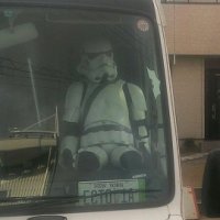 助手席でうなだれるストーム・トルーパー