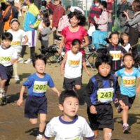 秋晴れの下、元気に快走　健幸ロードレースに８５０人　睦沢