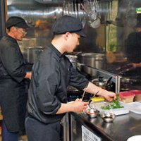 キッチンスタッフとして障害者が働くハナハコ＝１９日、木更津市矢那