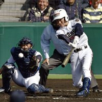 静岡－木更津総合　３回裏木更津総合１死二塁、石井が先制の中前打を放つ。捕手堀内（共同）